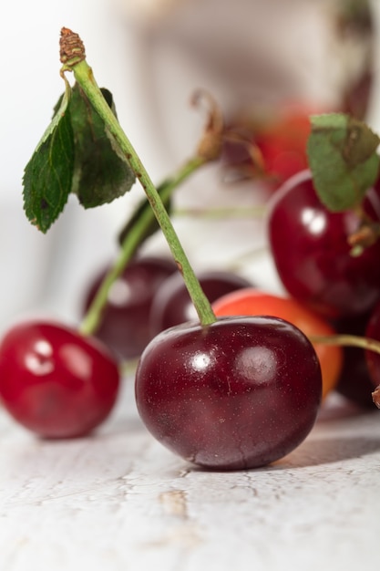 Cereza con hojas sobre una mesa