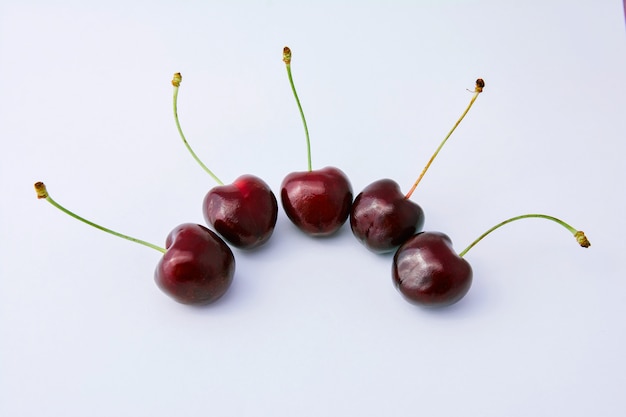 Cereza madura en blanco