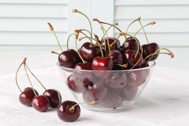 Cereza madura fresca en un recipiente en la mesa