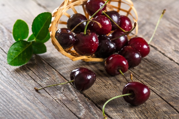 Cereza madura jugosa en una mesa de madera