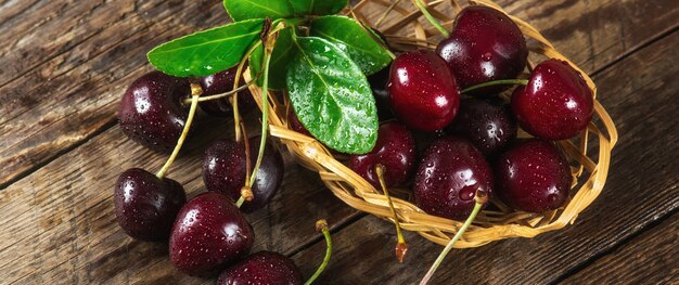 Cereza madura jugosa en una mesa de madera