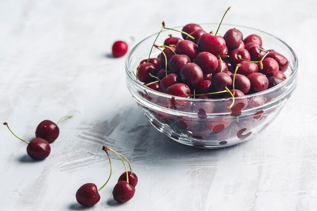 Cereza en un plato transparente.