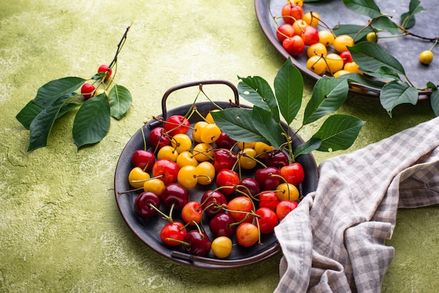 Cereza roja y amarilla madura fresca