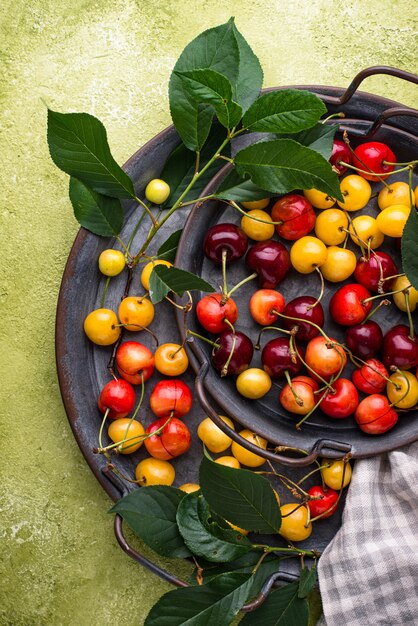 Cereza roja y amarilla madura fresca