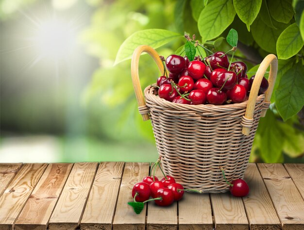 Cereza roja y hoja