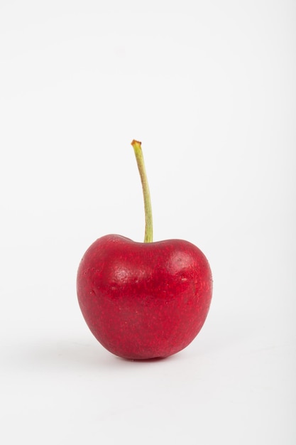 Foto cereza roja sobre fondo blanco