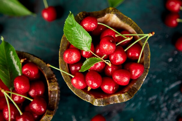 Cereza roja en un tazón verde