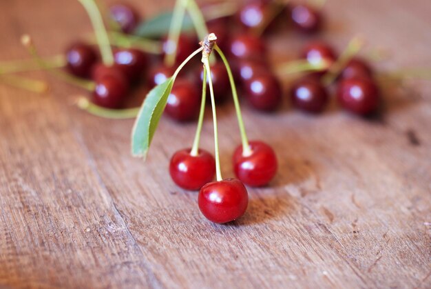 Cereza en una tabla de madera