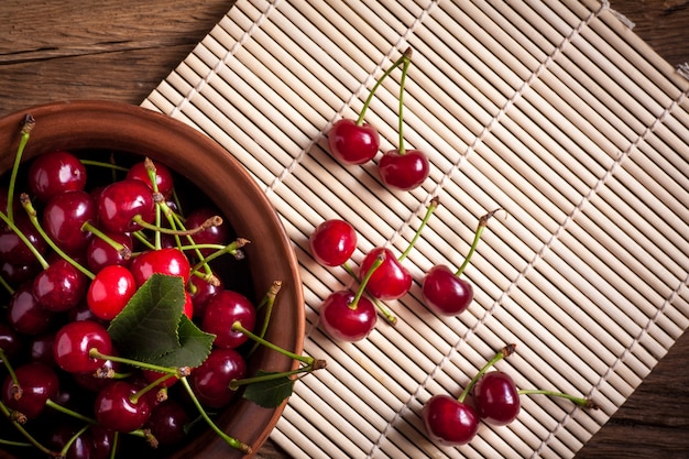 Cereza en un tazón sobre una mesa de madera