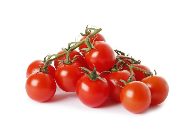 Cereza de tomate en rama aislada sobre fondo blanco, camino de recorte, profundidad de campo completa