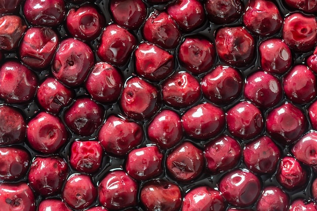 Cerezas en alcohol en su propio jugo cerrar vista superior Cereza roja madura fresca empapada en alcohol