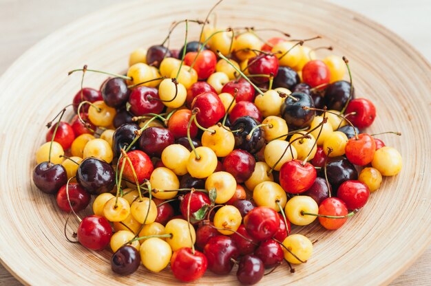 Cerezas blancas y rojas.