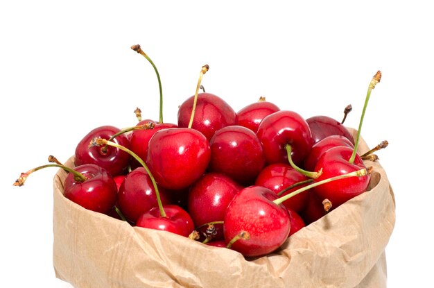 Cerezas en una bolsa de papel