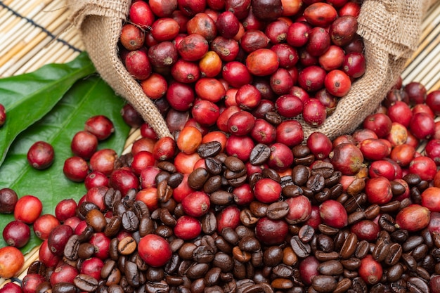 cerezas de café y granos de café