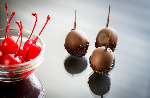 Cerezas de chocolate y cóctel en el vaso