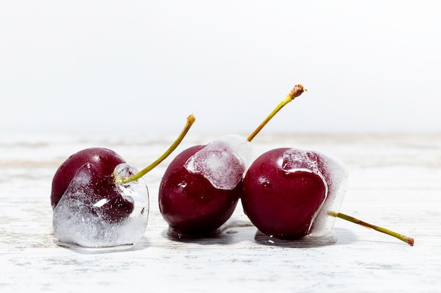 Cerezas congeladas en la mesa