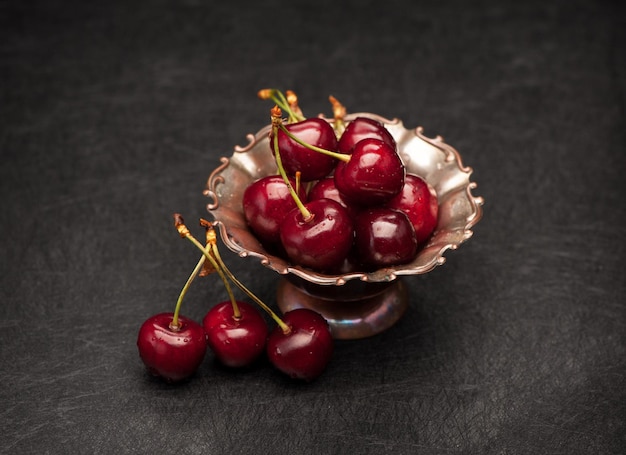 Cerezas en un cuenco de plata