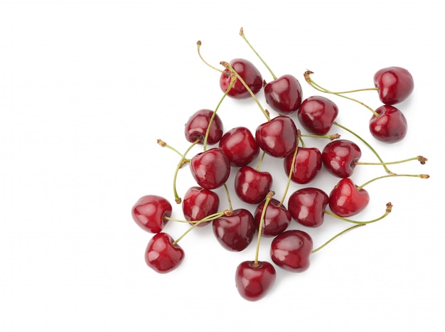 Cerezas dulces jugosas rojas maduras enteras aisladas en un blanco