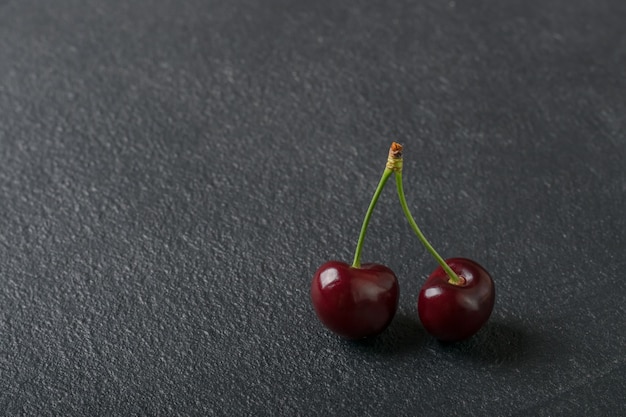 Cerezas dulces maduras. Cereza fresca sobre fondo negro. Abundancia agrícola