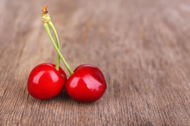 Cerezas dulces maduras en mesa de madera