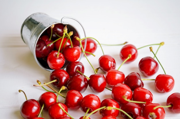 Cerezas dulces maduras en un pequeño cubo de lata