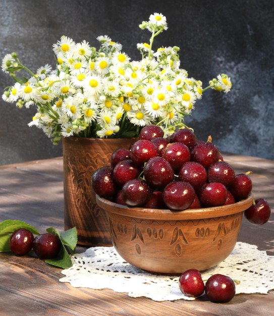 cerezas dulces en la mesa de madera en el jardín