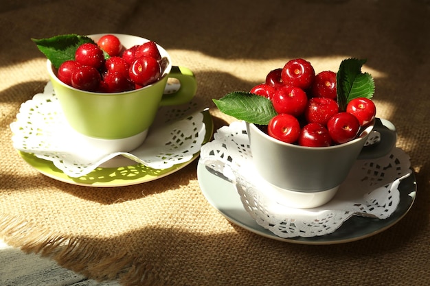 Cerezas dulces en mesa de madera