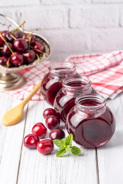 Cerezas ecológicas frescas - cerezas y cerezas en frasco - mermelada de cerezas ácidas