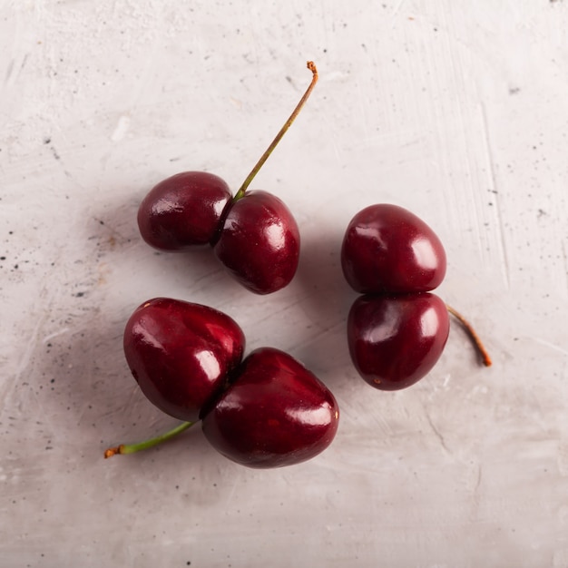 Cerezas feas sobre la mesa. Bayas de forma extraña