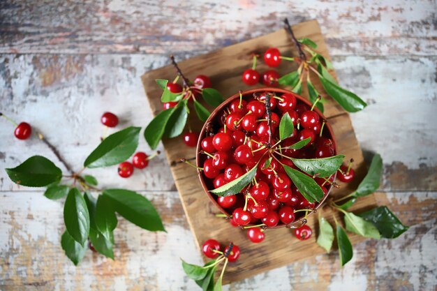 Cerezas frescas en un bol