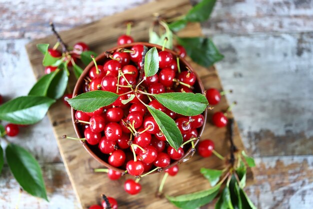 Cerezas frescas en un bol