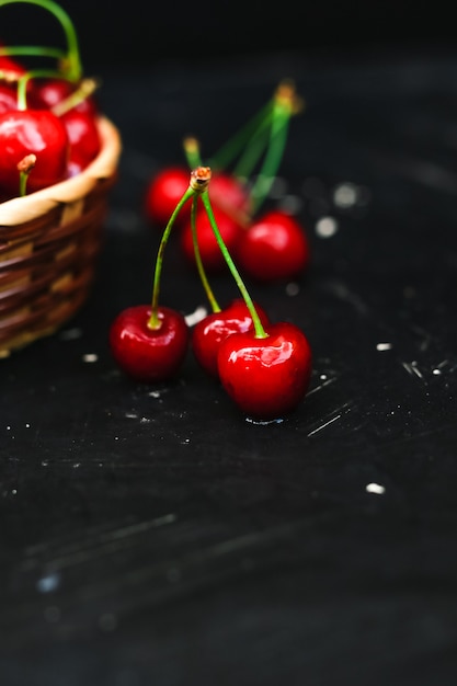 Cerezas frescas colocadas en una cesta