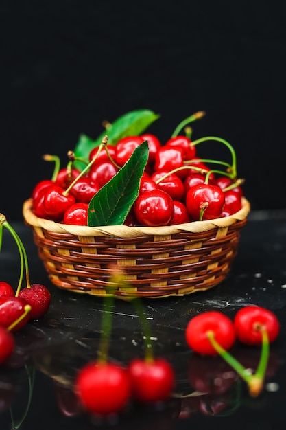 Cerezas frescas colocadas en una cesta