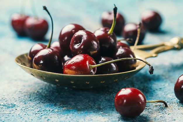 Cerezas frescas en cuchara