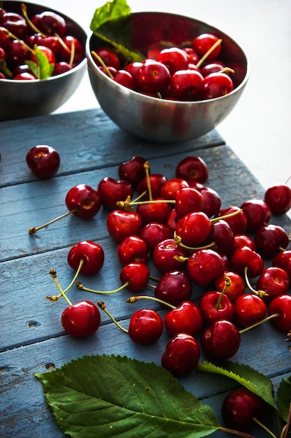 Cerezas frescas en madera