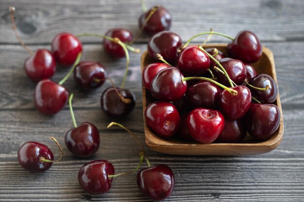 Cerezas frescas maduras en un cuenco de madera