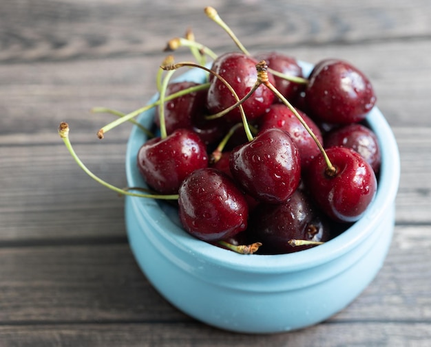 Cerezas frescas maduras en un tazón azul