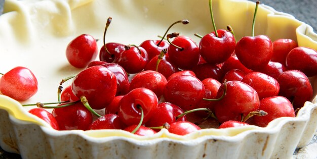 Cerezas frescas y masa para tarta