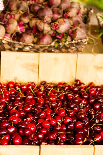 Cerezas frescas en el mercado de agricultores local.