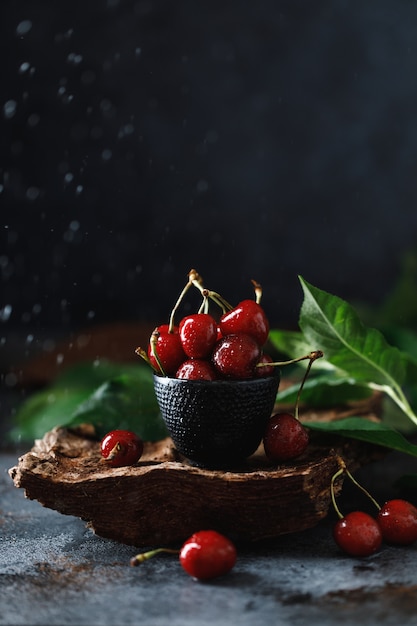 Cerezas frescas en la mesa con gotas de agua