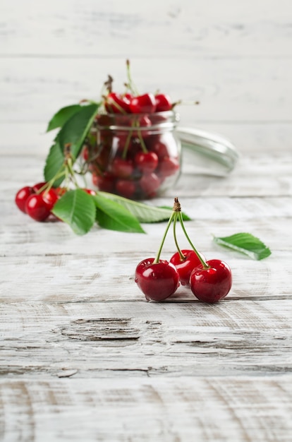 Cerezas frescas en una mesa de madera. Enfoque selectivo