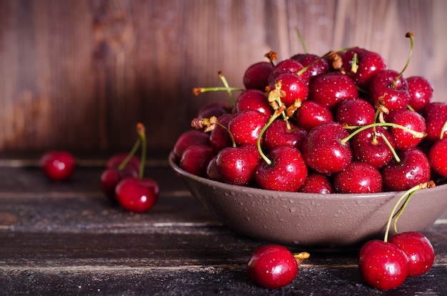 Cerezas frescas en placa