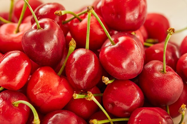 Cerezas frescas en plato blanco, listas para comer. De cerca