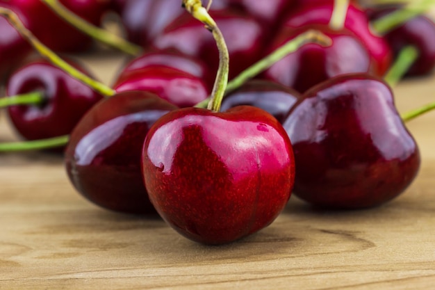 Cerezas frescas sobre la mesa