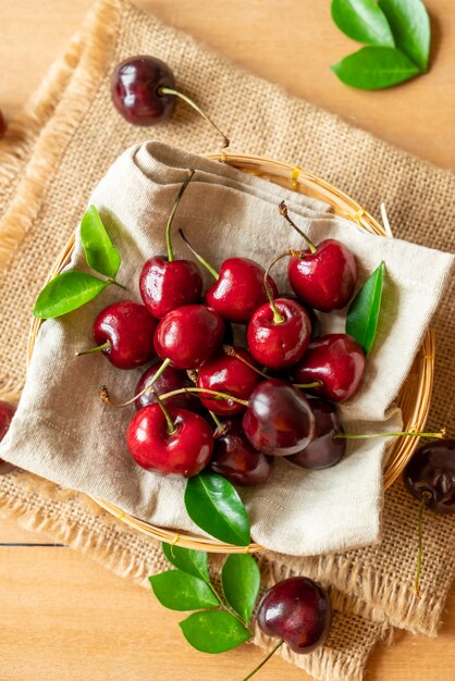 Cerezas frescas en un tazón