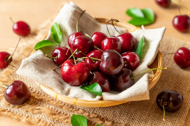 Cerezas frescas en un tazón