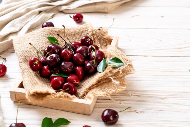 Cerezas frescas en un tazón