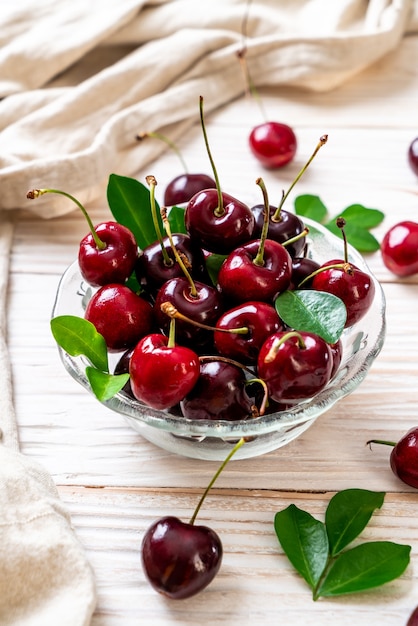 Cerezas frescas en un tazón