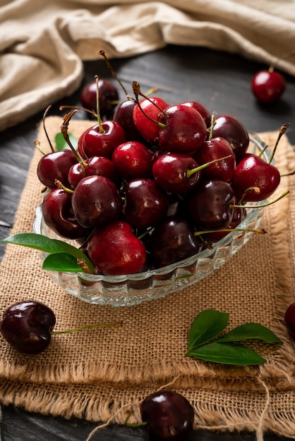 Cerezas frescas en un tazón