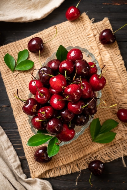 Cerezas frescas en un tazón